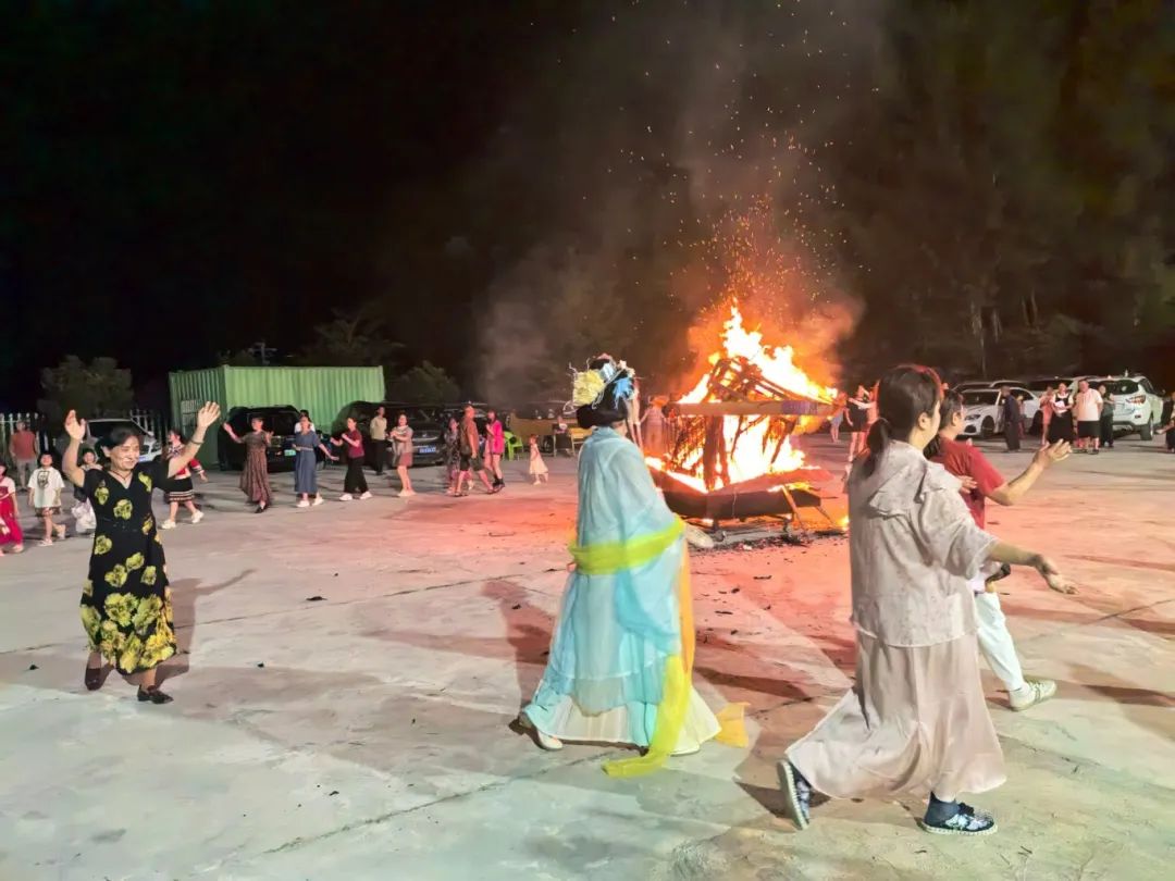 修文縣石林村篝火聯(lián)歡晚會(huì)：避暑游客與村民共度“后六月六”